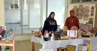 سيدة دمياطية تشارك صديقتها فى عمل فانوس رمضان بالليزر وتنافس بمعارض ست الدار