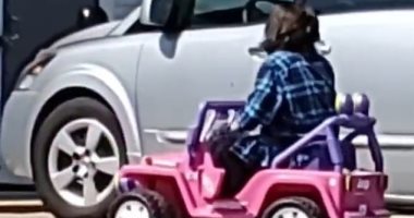 فيديو طريف.. امرأة أمريكية تذهب للسوبر ماركت بسيارة أطفال كهربائية