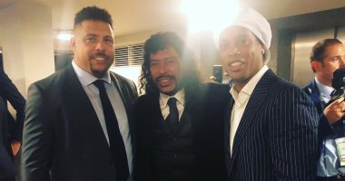 أساطير الكرة اللاتينية.. هيجيتا المجنون × صورة مع نجمى البرازيل رونالدو ورونالدينيو