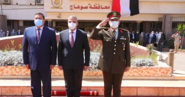 عيد سوهاج القومى.. المحافظ يضع إكليل زهور على النصب التذكارى للشهداء.. فيديو وصور