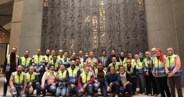 استمرار أعمال تثبيت القطع الأثرية للفرعون الذهبى داخل قاعات العرض