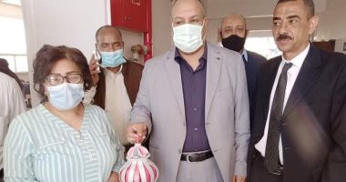 مديرة مدرسة مسيحية تهدى تعليم قوص بقنا فانوس رمضان بصناعة يدوية