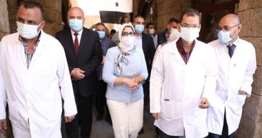 وزيرة الصحة تشيد بمستوى الخدمات الطبية بـ"حميات قنا" وتوجه بصرف مكافأة شهر للعاملين