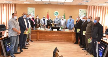 محافظ الشرقية يُكرم لاعبى فريق تنس الطاولة بمديرية التربية والتعليم.. صور
