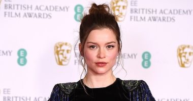 صوفي كوكسون بالكمامة على السجادة الحمراء لحفل الـ BAFTA