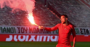 كوكا يحتفل بالشماريخ بعد تتويجه بلقب الدوري اليونانى مع أولمبياكوس "صور" 
