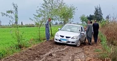 أهالى عزبة المفتش بكفر الشيخ يناشدون رصف طريق القرية.. ورئيس الوحدة يرد