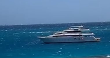 الجو قلب تانى.. استمرار شدة الرياح وارتفاع الأمواج وغلق ميناء الغردقة.. فيديو