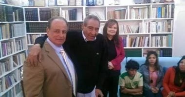 صديق عمر "الأبنودى" يسرد مواقف مؤثرة من حياة الخال ووصيته له قبل وفاته
