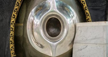 رئاسة الحرمين تجرى الصيانة الدورية للحجر الأسود قبل استقبال شهر رمضان