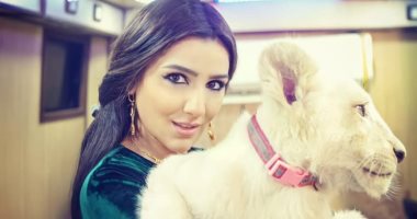 مى عمر تحمل "شبل" فى كواليس تصوير مسلسلها نسل الأغراب وتهنئ جمهورها برمضان