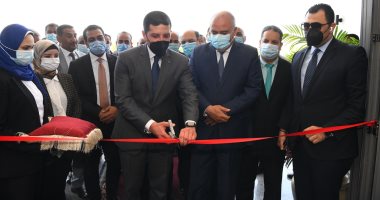 محافظ قنا ورئيس هيئة الاستثمار يفتتحان أول مركز لخدمات جنوب الصعيد.. صور