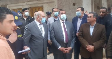 لا يوجد ضحايا.. محافظ البحيرة فى موقع حادث انهيار عقار 4 طوابق بدمنهور 
