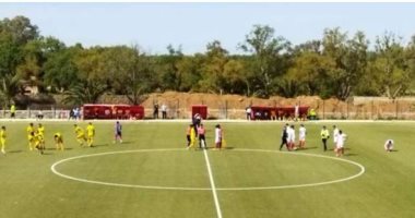 وفاة لاعب مغربي خلال مباراة الشباب البيضاوي وحسنية بن سليمان.. فيديو