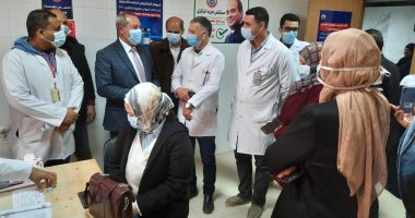 وكيل صحة الدقهلية يتابع تلقى الأطقم الطبية والمواطنين لقاح كورونا بمستشفى نبروة