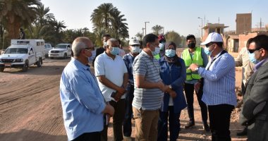 محافظ أسوان يرصد مخالفات خلال جولة بالشوارع ويستدعى رئيسى المدينة والحى.. فيديو