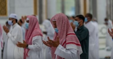 تشديد إجراءات كورونا خلال شهر رمضان.. ضيوف الرحمن بالمسجد الحرام يلتزمون بالإجراءات الاحترازية بأول صلاة تراويح.. شئون الحرمين تعلن جاهزيتها لاستقبال المعتمرين.. 100 مراقب على أبواب الحرم لاستقبال المصلين