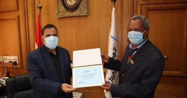 رئيس هيئة السكة الحديد يكرم سائقا أوقف قطارا لمرور جنازة فى سوهاج