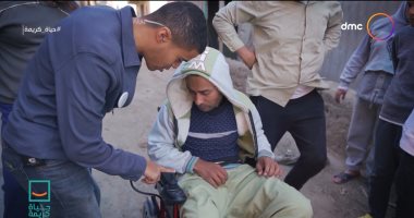 بعد معاناته من صعوبة الحركة.. برنامج حياة كريمة يهدى "مختار" كرسيا متحركا لمساعدته على الذهاب  إلى محله ويعلمه طريقة قياداتها ويجرى جولة معه.. وأعضاء المبادرة يطورون المحل.. و"مختار": شكرا لكم