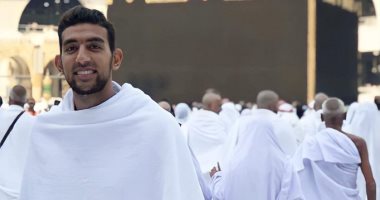 كوكا يحتفل بشهر رمضان بصورة من الذكريات بملابس الإحرام أمام الكعبة