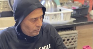 محمود عبد المغنى يتحول إلى طباخ فى أول أيام رمضان والمحشى أولى تجاربه.. صورة