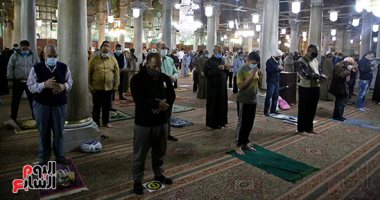المصلون يؤدون التراويح بمسجد السيدة زينب فى ثانى ليالى رمضان