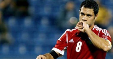 احتفالات خالدة.. حسنى عبد ربه يقبل "الدبلة" احتفالا بأهدافه مع المنتخب