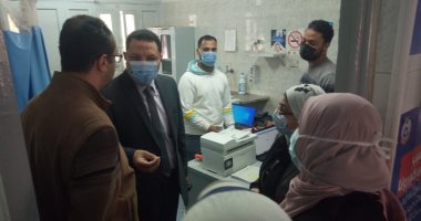 وكيل صحة المنوفية يتابع انتظام الفرق الطبية فى تطعيم المواطنين بمراكز اللقاح 
