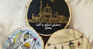 كروت خشب.. "أسماء" صممت بطاقات التهنئة الرمضانية على جذوع الأشجار 