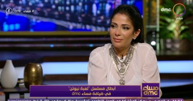 منى زكى تحتفل بنجاحها فى وضع الماكياج: "مش مصدقة إنى حطيت ميك أب لنفسى"