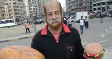 الإبداع لا سن له.. عم سيد يبهر المطاعم والكافيهات بمجسمات الأطعمة
