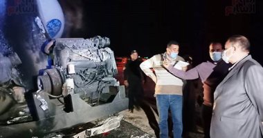 ليلة بكت فيها مصر.. تفحم 20 شخصا فى حادث بطريق أسيوط البحر الأحمر.. وفاة 5 من عائلة واحدة.. وأب يلقى بابنه من شباك الأتوبيس لينقذه.. وفريق من النيابة يعاين الحادث والطب الشرعى يوقع الكشف على جثث الضحايا (فيديو)