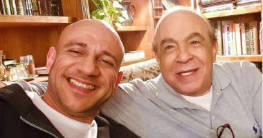 أحمد مكى مع الراحل هادى الجيار فى صورة من كواليس "الاختيار 2"