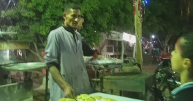 "ناصر" 13 عاما فى صناعة الكنافة والقطائف بالمنيا: صنعة وليس عجن عجين.. فيديو
