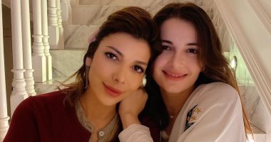 شام الذهبى بإطلالة مميزة مع والدتها أصالة فى أول ظهور منذ خطوبتها.. صور