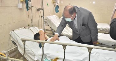 محافظ أسيوط يزور مصابى حادث تصادم أتوبيس بسيارة نقل بطريق البحر الأحمر