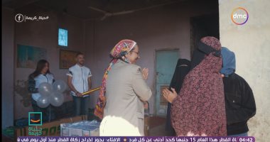 "حياة كريمة" يهدى سيدة مكافحة بقرية منشية سليمان ماكينتى خياطة.. والأهالى يحتفلون