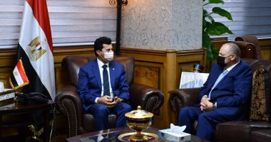 وزير الرياضة يستقبل هاني أبو ريدة ويهديه درع الوزارة تكريما على منصبه الدولى