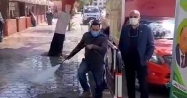 حى الدقى يطهر الشوارع بالماء والكلور للوقاية من فيروس كورونا.. صور