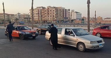 راعى كنيسة الكاثوليك بالغردقة يوزع التمر والعصير على المسلمين وقت الإفطار