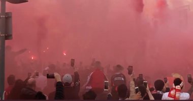 ليفربول ضد الريال .. استقبال ناري من جماهير الريدز للاعبين "فيديو"