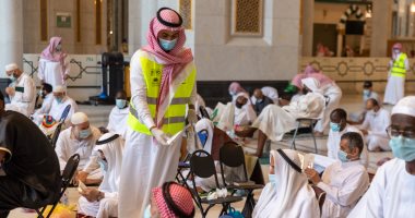 توزيع وجبات إفطار الصائمين على المصلين والمعتمرين بالمسجد الحرام.. صور