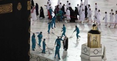 غسل ساحة طواف المسجد الحرام فى وقت قياسى ثانى أيام رمضان.. صور