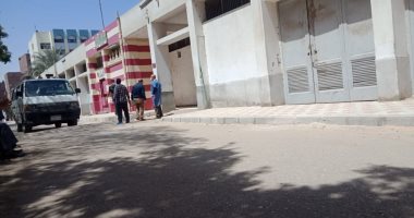 فريق من النيابة العامة يعاين جثامين ضحايا حادث الأتوبيس المتفحم بأسيوط