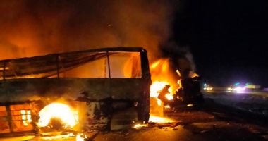 تفحم 5 أشخاص فى حادث تصادم سيارة نقل وأتوبيس على الطريق الصحراوى بأسيوط.. صور