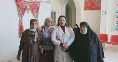 شاهد طبيبة مسيحية تعلق زينة وفانوس رمضان داخل عيادة التأمين الصحى ببنى سويف