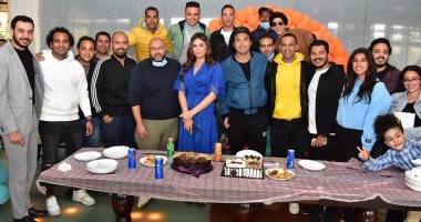 على ربيع يعلن انتهاء تصوير "أحسن أب" بصورتين مع أسرة المسلسل