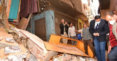 محافظ الدقهلية يتفقد المنزل المنهار بميت غمر ويوجه بتشكيل لجنة فنية.. صور