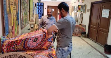 طالب قبطى يشارك فى صناعة فوانيس رمضان بورشة عمل قصر ثقافة قوص بقنا.. صور