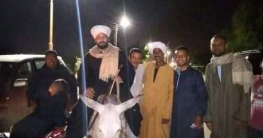 بهاء العمدة صاحب رحلة من الجيزة لأسوان بالحمار يصل لمدينة الزينية بالأقصر